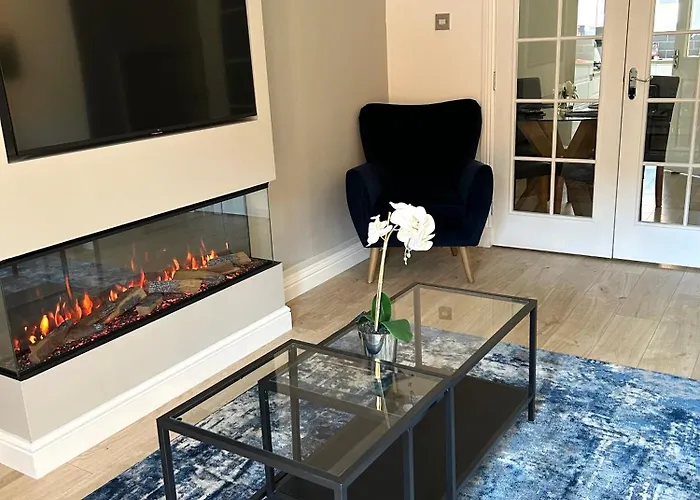 3 Bedroom - 2 Bathroom Townhouse In Corstorphine Near Murrayfield Stadium - Direct Bus To Centre In 20 Minutes - Two Private Parking Spaces - Private Sunny Garden - Recently Refurbished Edinburgh