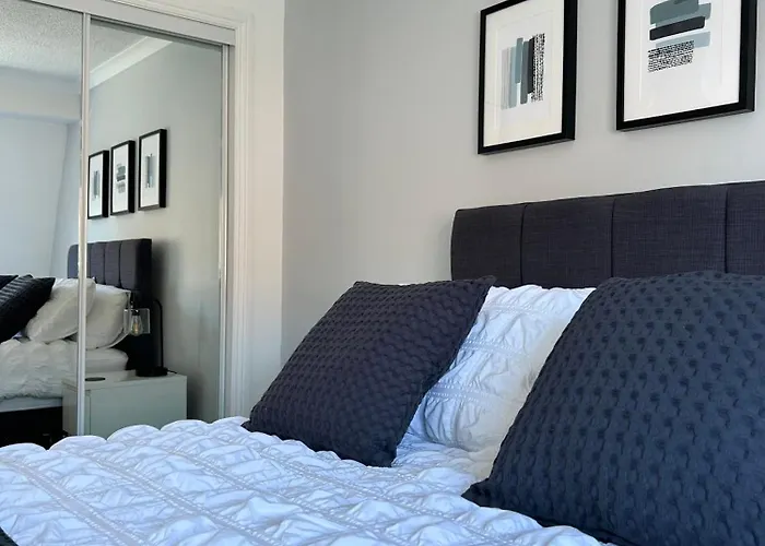 Feriehus 3 Bedroom - 2 Bathroom Townhouse In Corstorphine Near Murrayfield Stadium - Direct Bus To Centre In 20 Minutes - Two Private Parking Spaces - Private Sunny Garden - Recently Refurbished Edinburgh