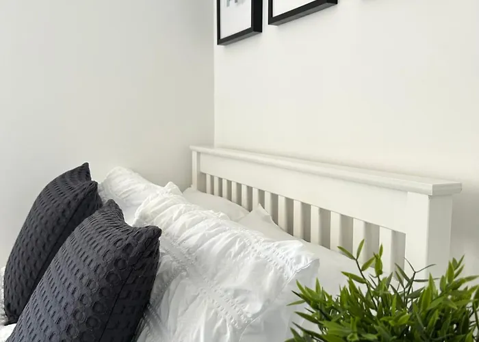 3 Bedroom - 2 Bathroom Townhouse In Corstorphine Near Murrayfield Stadium - Direct Bus To Centre In 20 Minutes - Two Private Parking Spaces - Private Sunny Garden - Recently Refurbished Feriehus Edinburgh