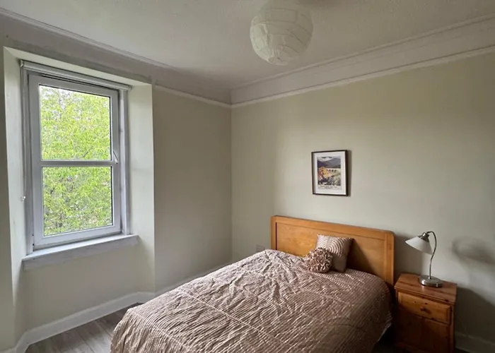 Stylish Canal-side Retreat In Эдинбург