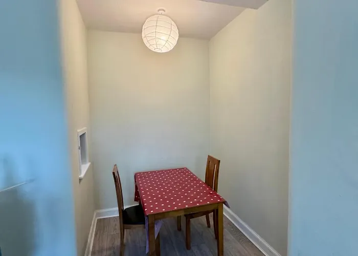 Stylish Canal-side Retreat In 爱丁堡