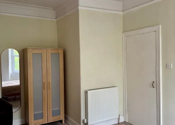 Stylish Canal-side Retreat In Апартаменты *