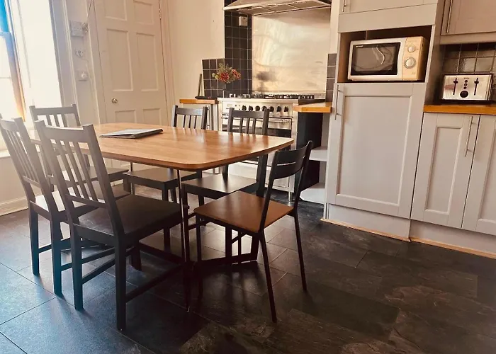 דירה Super Spacious 4 Bed, Sleeps 6 *