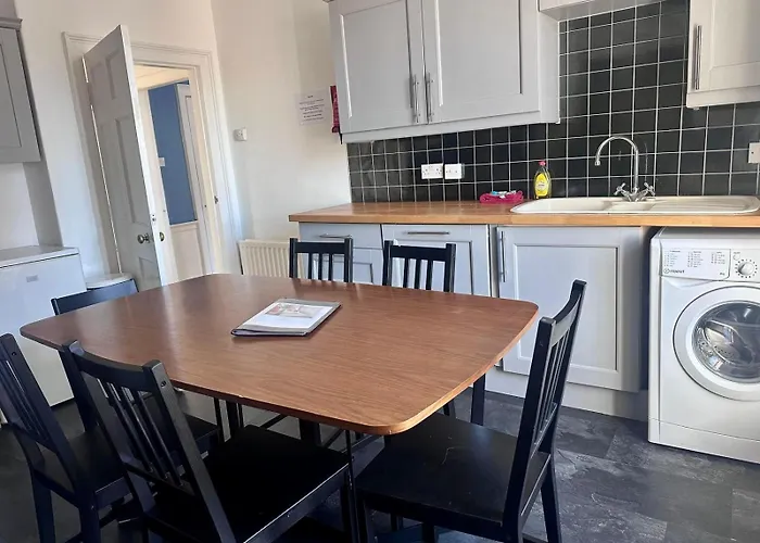 Super Spacious 4 Bed, Sleeps 6 *