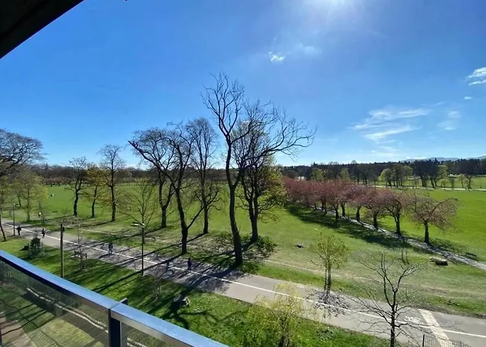 Stylish 2br In Quartermile Balcony & Garden View Apartment *