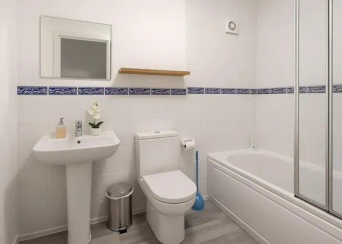 Comfy Two Bedroom Flat * Edinburgh