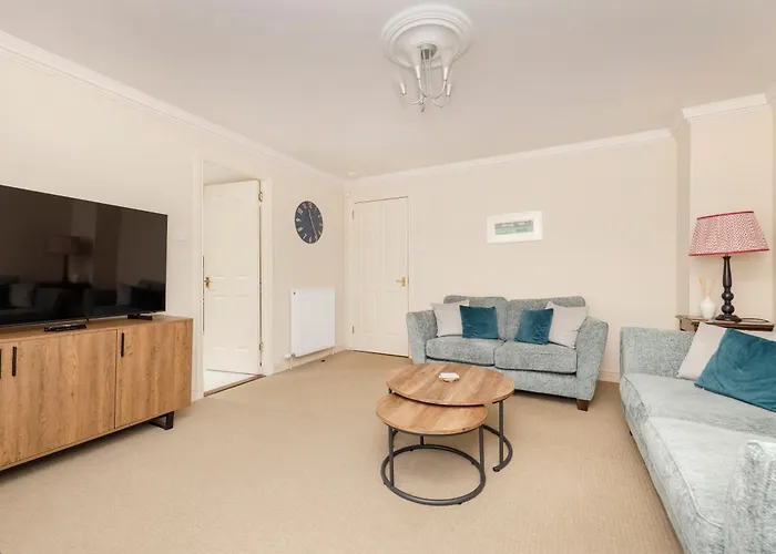 Charming 2-bedroom - Ground Floor דירה אדינבורו