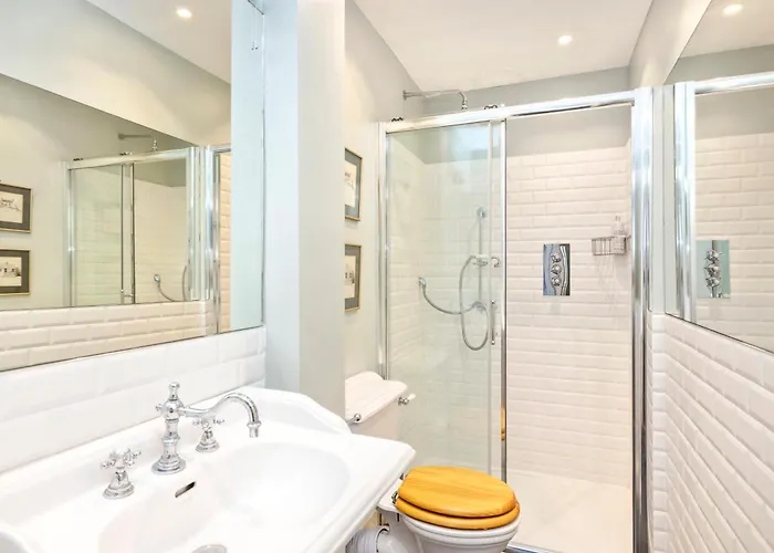 Charming With 2-bathroom And Private Entrance *