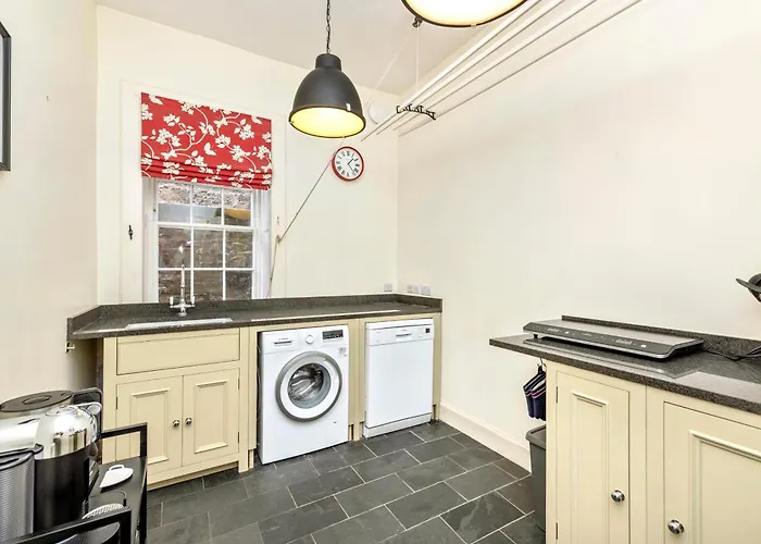 Charming With 2-bathroom And Private Entrance Daire Edinburgh