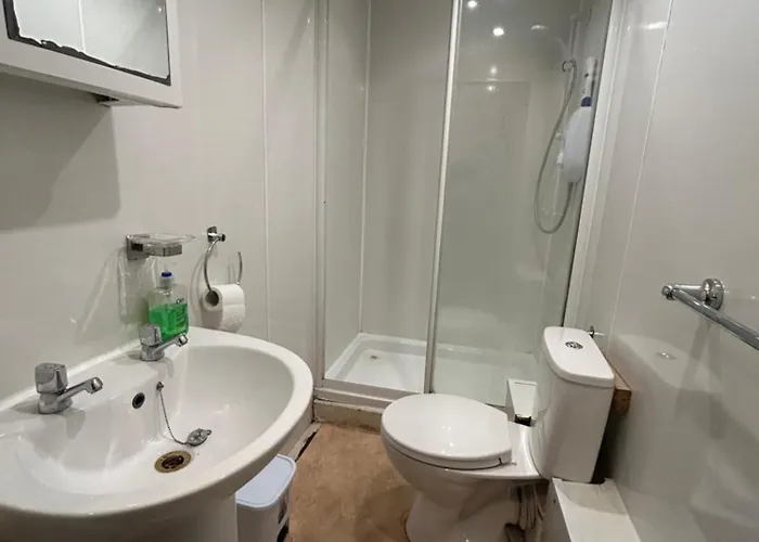 Comfy 2 Bedroom Flat Near City Center شقة