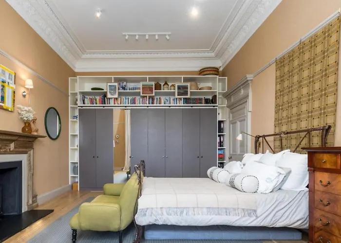 Luxury Wood Panelled West End Gf Flat *