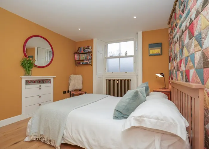 Luxury Wood Panelled West End Gf Flat