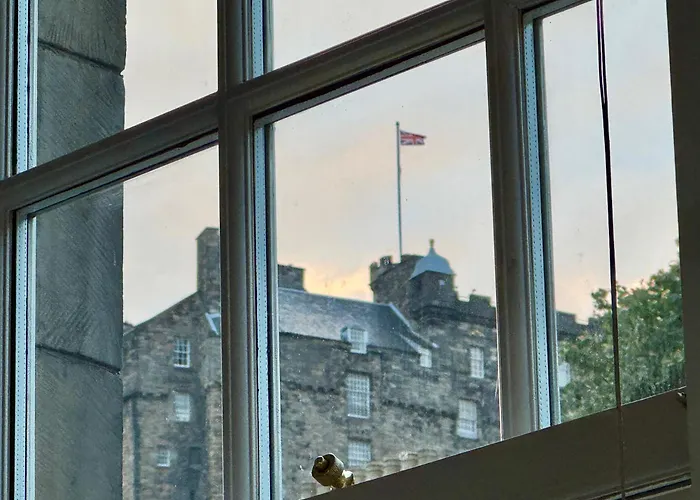 Stylish 2br Grassmarket Flat With Castle Views & Ps5 Апартаменты
