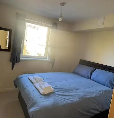 New Town Retreat By Leath Walk- Free Parking