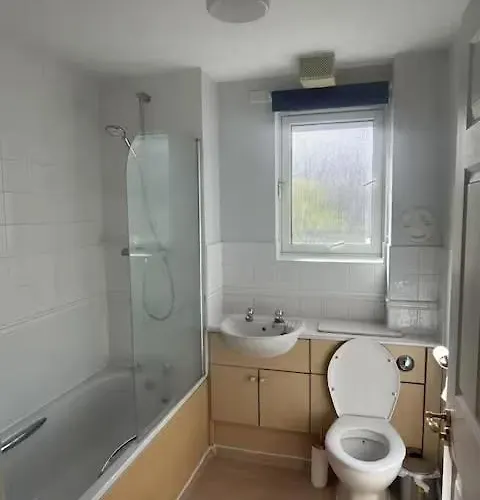New Town Retreat By Leath Walk- Free Parking Apartment