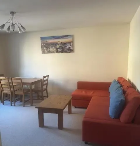 New Town Retreat By Leath Walk- Free Parking *