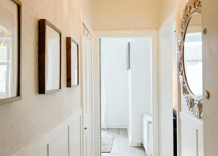 Chic Flat Close To Edinburgh, Airport, & Zoo דירה