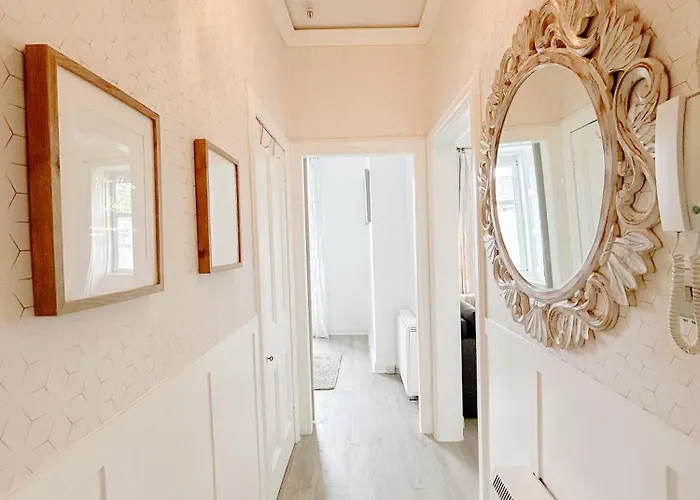 Chic Flat Close To Edinburgh, Airport, & Zoo דירה *
