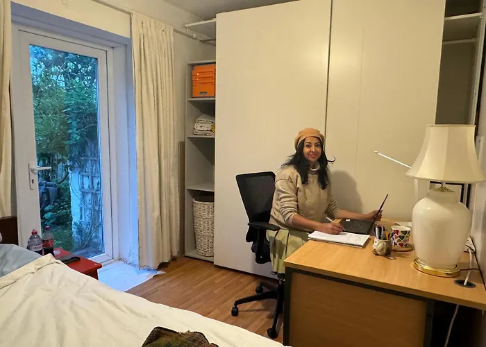 לינה וארוחת בוקר Cosy Cottage For Share , Private Double Room, Wifi, Parking, Garden