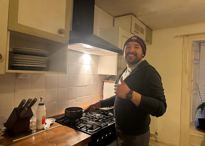 לינה וארוחת בוקר Cosy Cottage For Share , Private Double Room, Wifi, Parking, Garden *