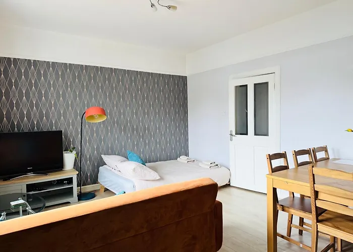 Peaceful Central Accessible Home With Great Amenities& Free Parking Apartment