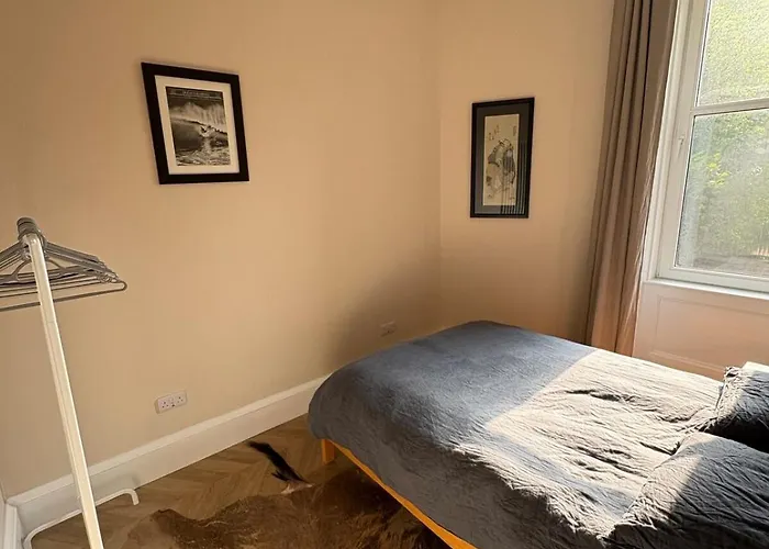 Spacious 2 Bed - Perfect Location * 爱丁堡