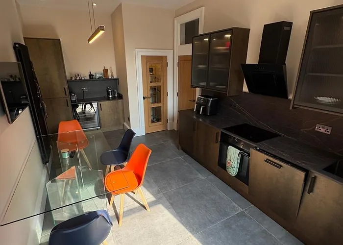 Spacious 2 Bed - Perfect Location דירה