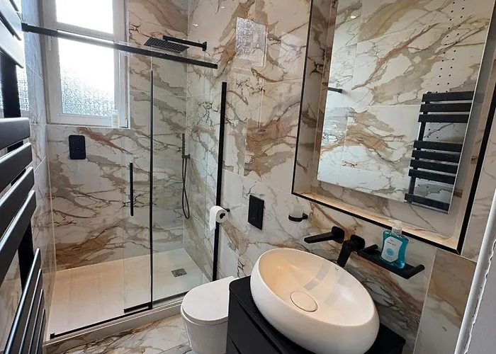 Spacious 2 Bed - Perfect Location * 爱丁堡