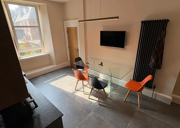 Spacious 2 Bed - Perfect Location דירה *