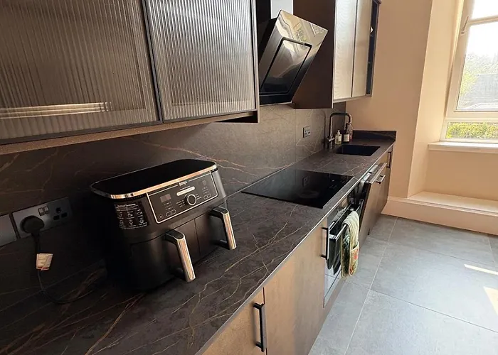 Spacious 2 Bed - Perfect Location *