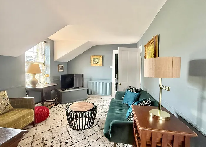 Modern Vintage Bliss Near Calton Hill אדינבורו