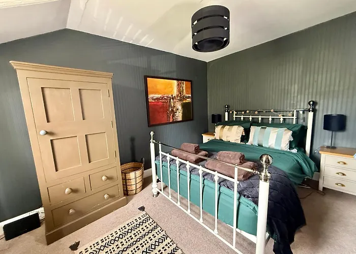 Modern Vintage Bliss Near Calton Hill