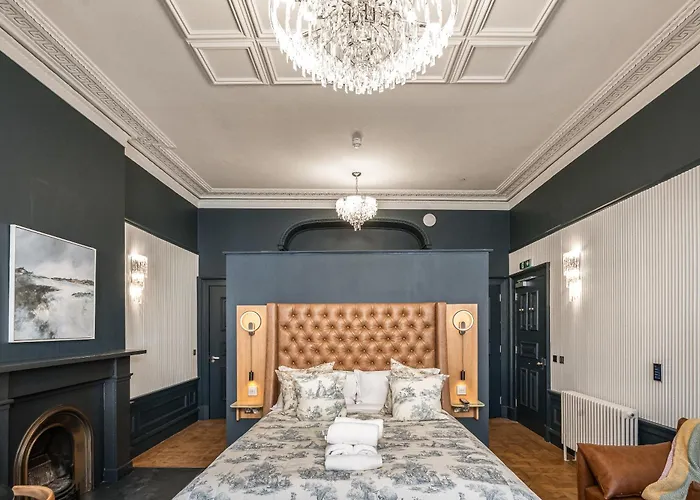 Bonnie - Smart Boutique - Haymarket 4*