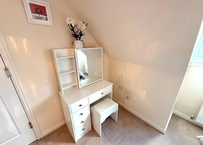 Torwood Townhouse - Superfast Wifi, Contractor Friendly With Free Parking Holiday home