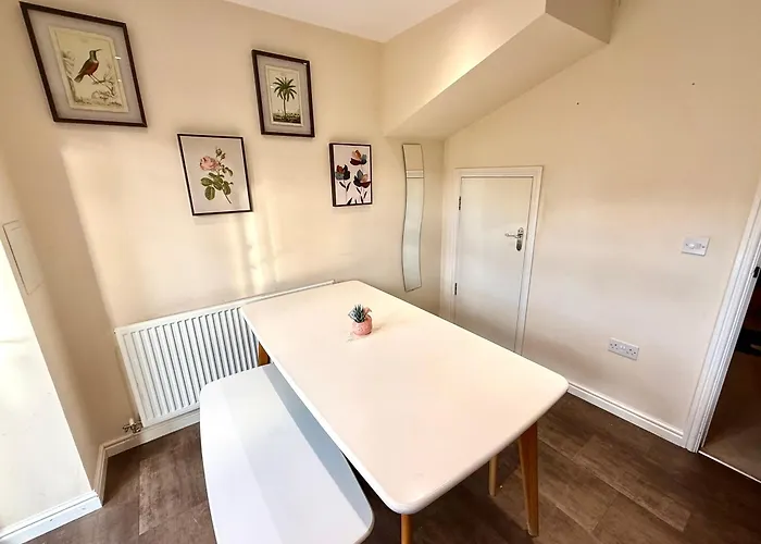Torwood Townhouse - Superfast Wifi, Contractor Friendly With Free Parking Holiday home Edinburgh