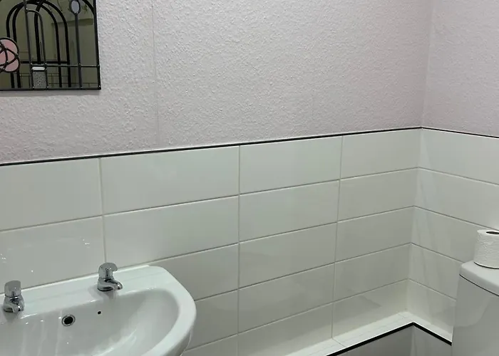 Central, Cafe Society Around The Corner, Barony Street アパート *