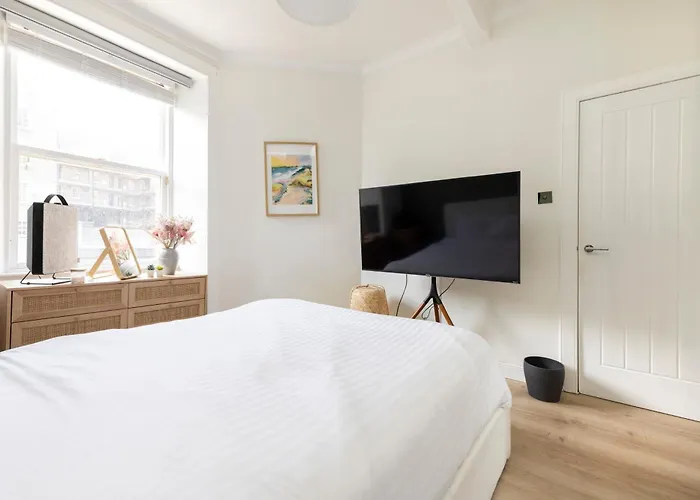 Elegant In The Heart Of דירה