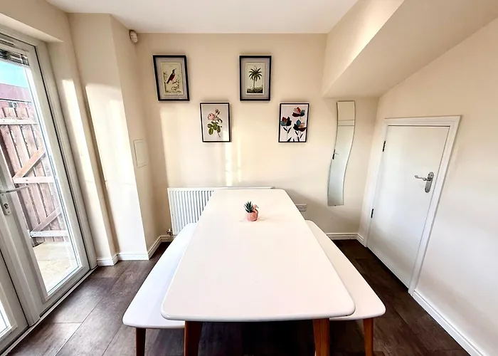 Torwood Townhouse - Superfast Wifi, Contractor Friendly With Free Parking Holiday home