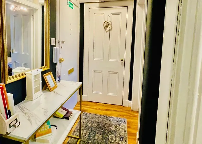 Glamours Stylish Victorian Near Centre Apartmán