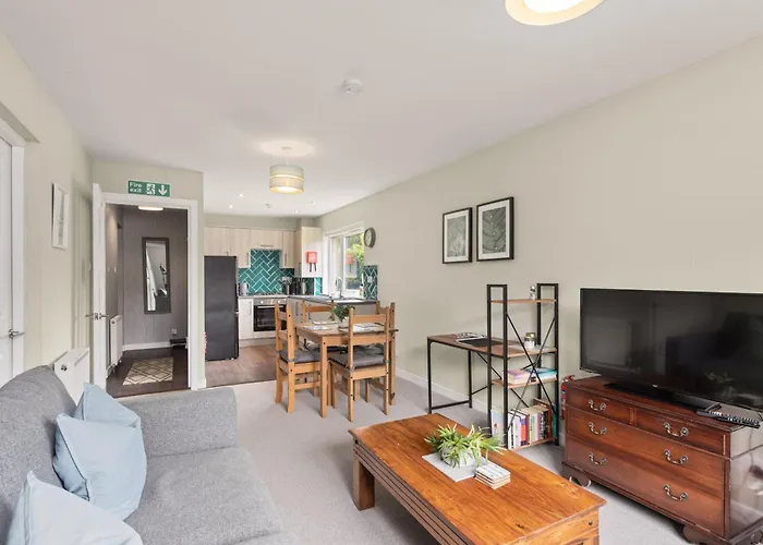 דירה Modern Flat Near Murrayfield Stadium, Sleeps 4 אדינבורו