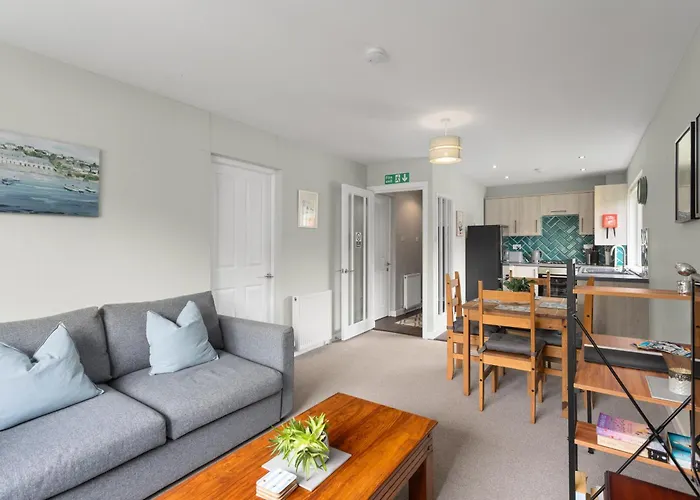 Modern Flat Near Murrayfield Stadium, Sleeps 4 *