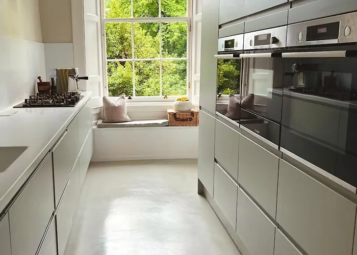 Designer Georgian In New Town Apartment