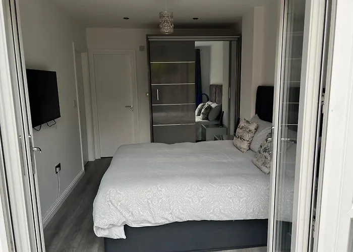 Private 1 Bedroom - - Sleeps 2 דירה *