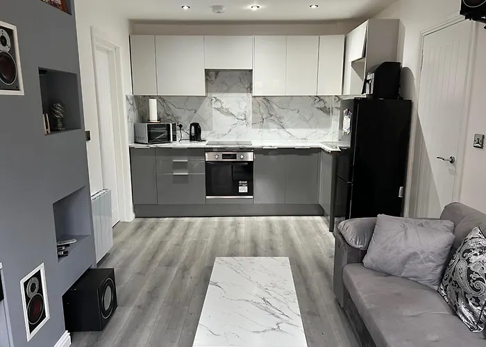 Private 1 Bedroom - - Sleeps 2 * אדינבורו