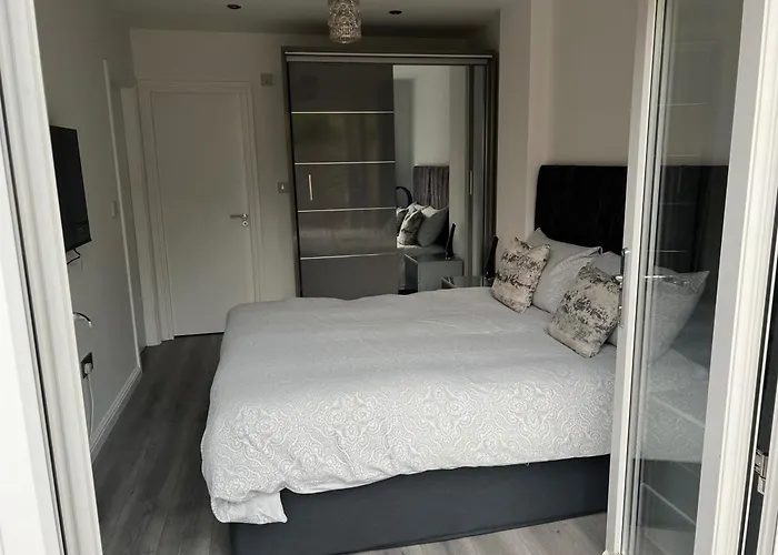 Private 1 Bedroom - - Sleeps 2 דירה אדינבורו