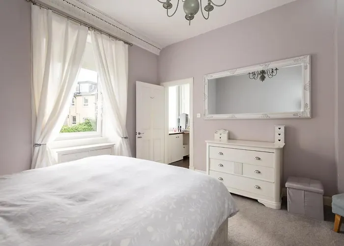 Modern Holyrood Family Retreat * Edinburgh