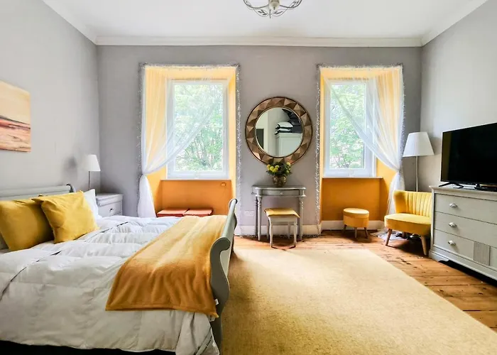 بيت للعطل Modern Holyrood Family Retreat