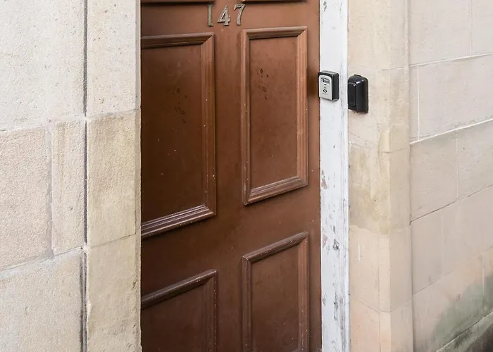 Cosy And Modern In Edinburgh