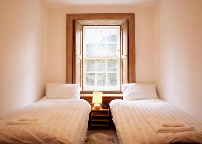 Elegant & Sunny 2bd Basement Stay, Edinburgh!