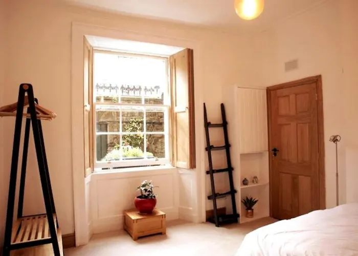 Elegant & Sunny 2bd Basement Stay, Edinburgh!
